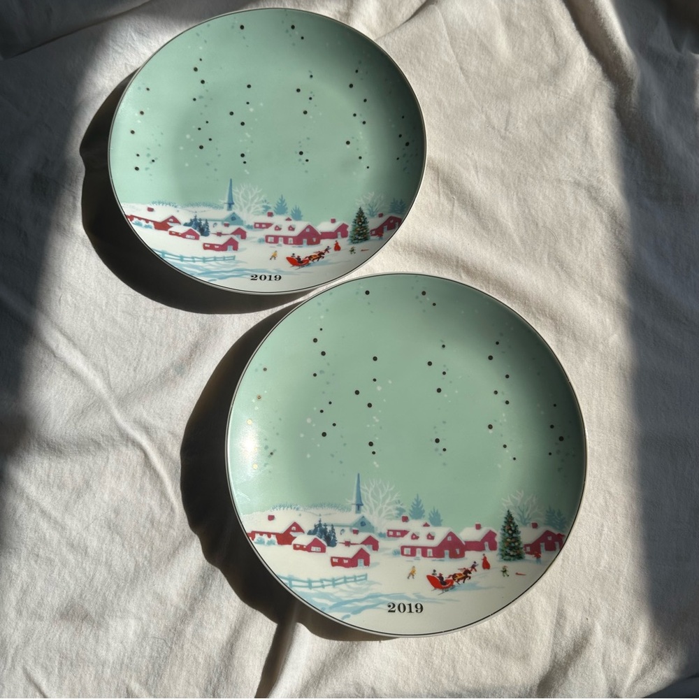 Avon 2019 Decorative Holiday Christmas Winter Plate with Gold Accent, cottage